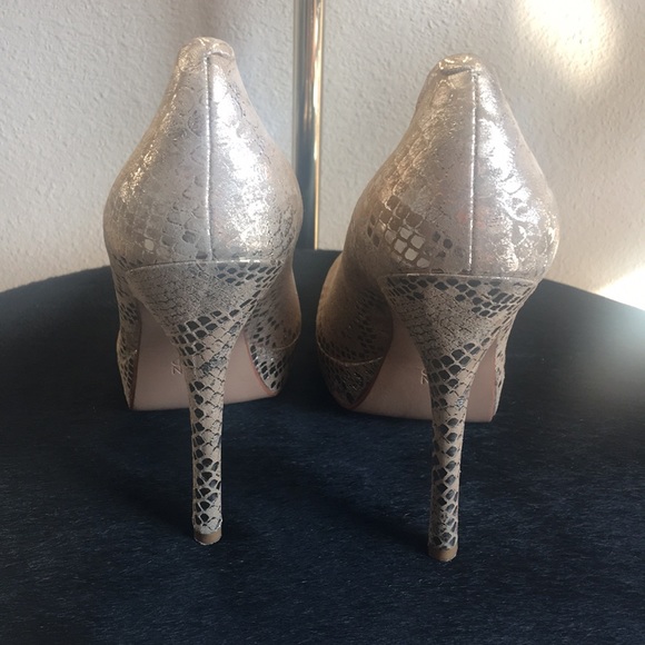 Joan & David gold snakeskin platform heel - Picture 2 of 5